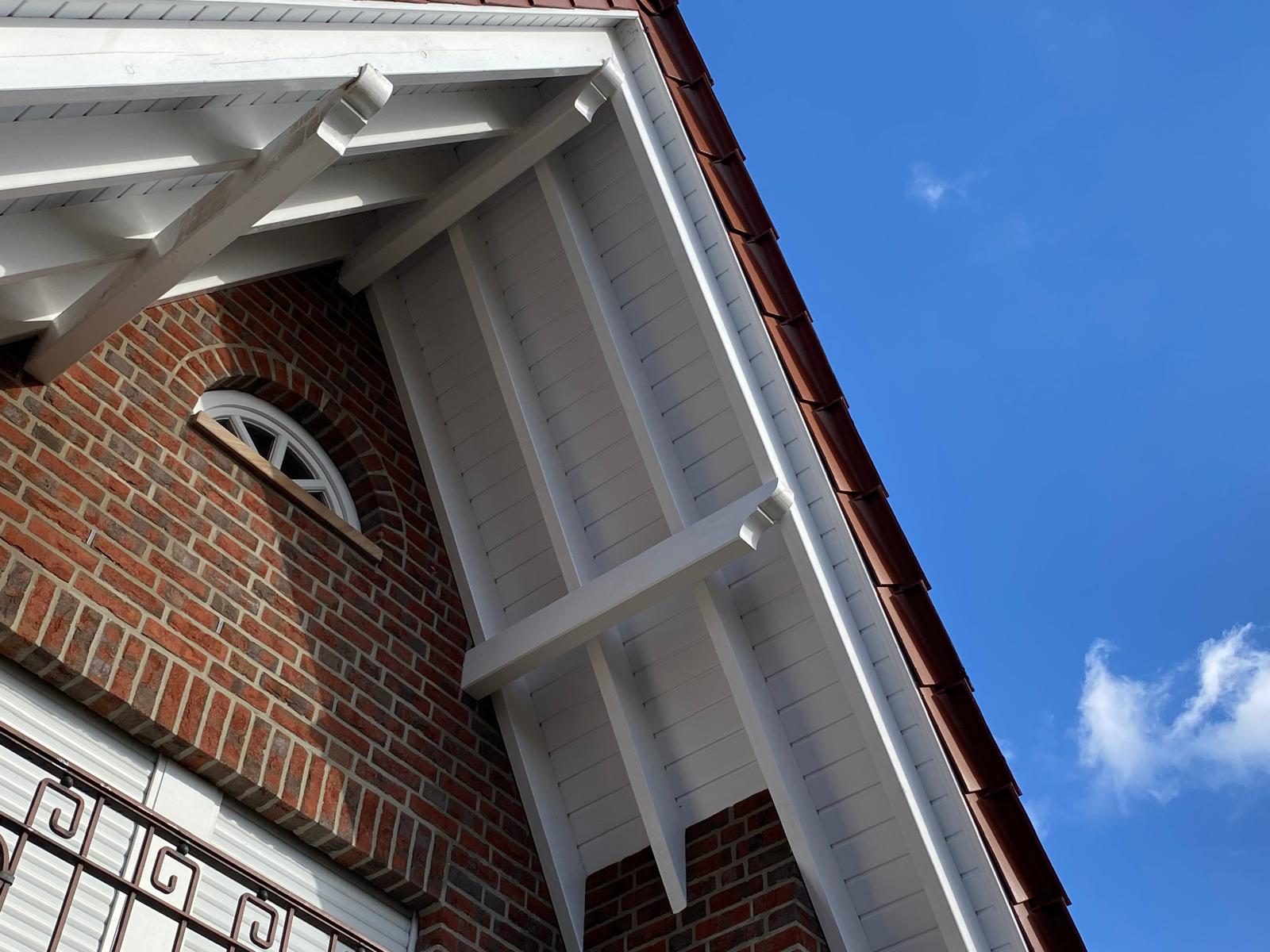 Detail-Reinigung: Auch Dach&uuml;berst&auml;nde und Gesimse werden vom Moos befreit.